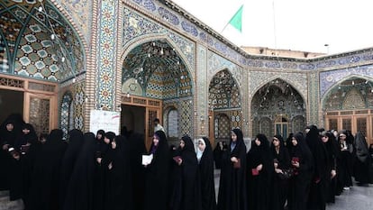 Varias mujeres esperan para votar en la ciudad santa de Qom.