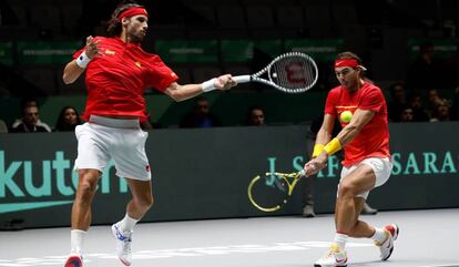 Los españoles Rafa Nadal y Feliciano López, durante el encuentro correspondiente a las semifinales de la Copa Davis frente a Gran Bretaña