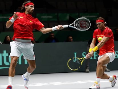 Los españoles Rafa Nadal y Feliciano López, durante el encuentro correspondiente a las semifinales de la Copa Davis frente a Gran Bretaña