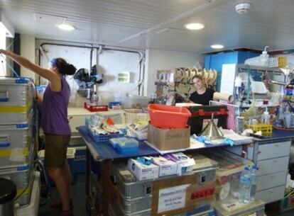 Dos investigadoras en los laboratorios del buque oceanográfico <i></i> durante la campaña Malaspina.