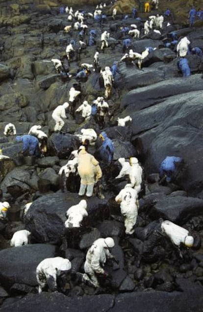 Voluntarios limpian la costa gallega en 2002.