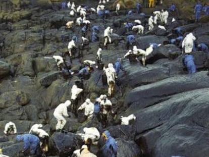 Voluntarios limpian la costa gallega en 2002.