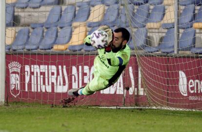 Gil, portero del Cádiz, detiene el penalti que dio la clasificación a su equipo.