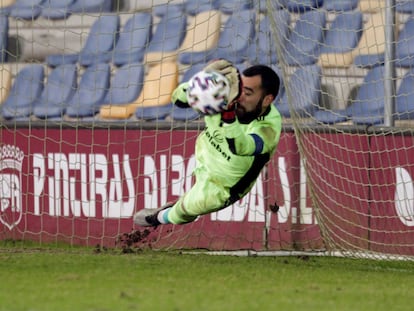 Gil, portero del Cádiz, detiene el penalti que dio la clasificación a su equipo.