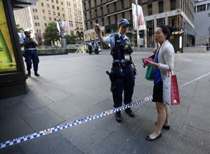 Una mujer policía vigila una zona acordonada en Sidney (Australia), el 16 de diciembre de 2014.