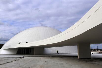 Plaza central del Centro Niemeyer, con la cúpula y la pasarela que une este edificio al Auditorio.