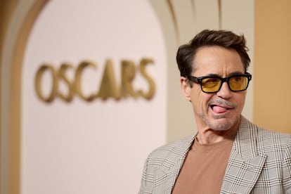 Robert Downey Jr. saluda a su llegada al Beverly Hilton.