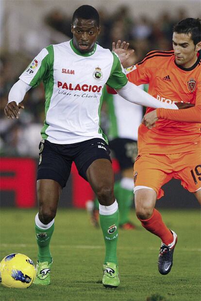 El centrocampista del Racing, Pape Diop, pelea un balón ante Antonio Tomás.