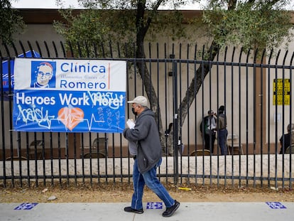 La Clínica Monseñor Oscar A. Romero, un centro de vacunación contra la covid-19 en Los Ángeles, el miércoles 21 de abril.