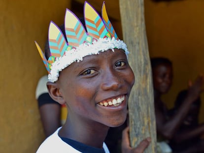 El 19 de noviembre de 2014, Sanfa Koroma, una sobreviviente del ébola de 14 años, sonríe durante una sesión de movilización en la aldea de Gbonjiema, en el distrito de Moyamba, en la provincia meridional de Sierra Leona.