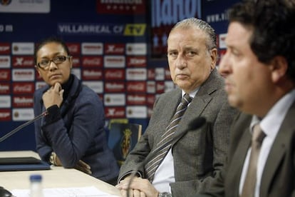 Roig, acompañado por la consellera de Deporte, Dolores Johnson, y el presidente de la Diputación de Castellón, Javier Moliner, durante la comparecencia.