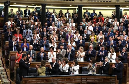 El candidato Pedro Sánchez recibe los aplausos de su grupo tras su ultima intervención.