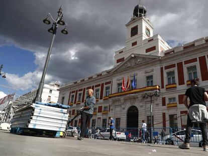 Preparativos para la celebración del 2 de mayo en la Puerta del Sol.