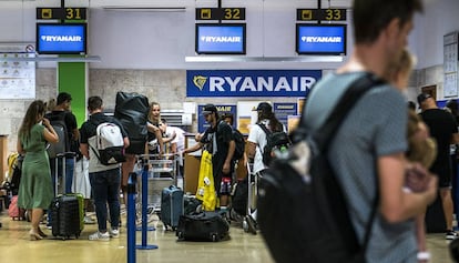 Pasajeros en los mostradores de Ryanair en el aeropuerto de Girona.