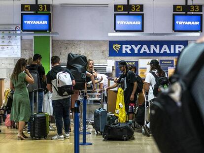 Pasajeros en los mostradores de Ryanair en el aeropuerto de Girona.