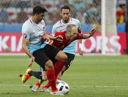 Iniesta cae ante dos jugadores turco. 