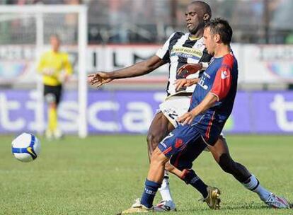 Sissoko disputa el balón con un rival en un partido de la Serie A ante el Cagliari.