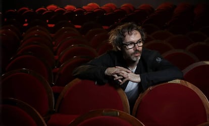 El músico James Rhodes en el patio de butacas del Pavón Teatro Kamikaze (Madrid).