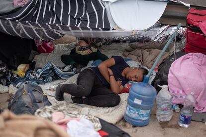 Desde ambos lados de la frontera ven como posibles salidas al conflicto el establecimiento de un corredor humanitario y la llegada de un avión desde Caracas que pueda repatriar a los ciudadanos que, por distintos motivos, buscan regresar a su país natal. En la imagen, un adolecente y un niño duermen en sus tiendas improvisadas, el pasado 5 de mayo.