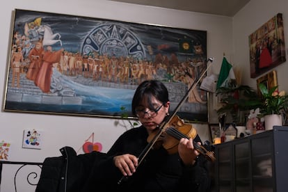 Dyana toca el violín durante un ensayo de mariachi en su casa, en Queens, Nueva York