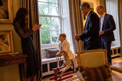 Con este atuendo, tan propio de un niño de corta edad, le dio un apretón de manos y le mostró cómo jugaba con el caballito de madera que el matrimonio Obama le había regalado por su nacimiento.
