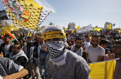 Palestinos participan en una manifestación conmemorando el duodécimo aniversario de la muerte del último líder palestino, Yasser Arafat, en Cisjordania. 