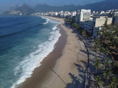 Vista aérea de las playas Arpoador, Ipanema y Leblon, este sábado. Eduardo Paes, alcalde de Río de Janeiro, tiró de ironía para contestar a Bolsonaro: "Tenemos claro las vitaminas que todos necesitamos para tener salud. Una de ellas es la vitamina de la solidaridad y contra el negacionismo de lo que viene pasando en todo el país. Queremos salvar vidas. Esa es la vitamina que nos estimula", afirmó.