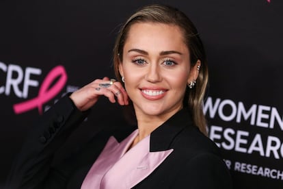 Miley Cyrus se llama Destiny Hope Cyrus. Desde pequeña en su familia la llamaban la niña 'smiley', porque siempre lucía una sonrisa, y de ahí derivó en Miley.
