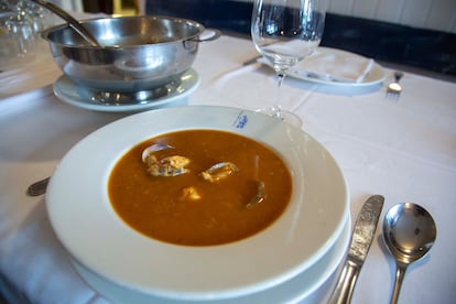 La sopa de pescado es el plato estrella de La Hermandad de Pescadores, en Hondarribia.