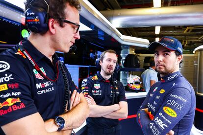 Sergio Pérez junto a personal de su escudería en el garage de Red Bull, durante la última edición del GP de Abu Dabi (Emiratos Árabes Unidos), el 20 de noviembre de 2022.