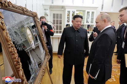 Vladímir Putin observa un cuadro con su imagen durante la visita de estado a Corea del Norte.