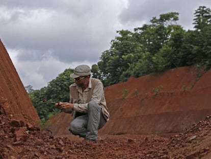 El investigador Antonio Rosas, en un corte del terreno donde se pueden encontrar fósiles.