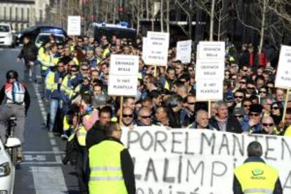 Varios centenares de trabajadores de Inagra, la empresa concesionaria de la limpieza y recogida de basura se han manifestado hoy por las calles del centro de Granada en el quinto día de huelga en este servicio, una movilización que ha tenido lugar antes de retomar la negociación con la empresa en el Sercla.