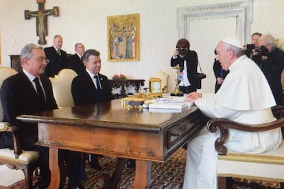El papa Francisco recibió a Juan Manuel Santos y a Álvaro Uribe, en 2016.
