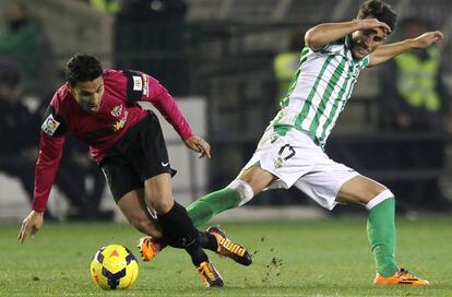 Barbosa pelea el bal&oacute;n con Juan Carlos.