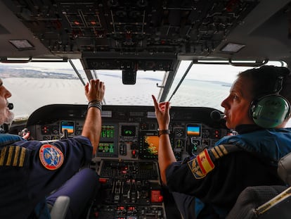 Los pilotos Chete y Juan, este jueves en la cabina del avión 'Rosalía de Castro-Sasemar 102', durante la búsqueda de sacos de 'pellets'.