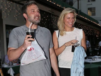 Ben Affleck y Lindsay Shookus, en un restaurante en Santa M&oacute;nica.