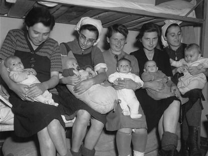 Mulheres judias posam com seus bebês depois da liberação do campo de Dachau (Alemanha), em 1945.