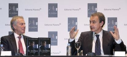 Zapatero, con Tony Blair, en la presentaci&oacute;n de sus memorias.