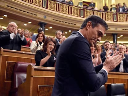 Pedro Sánchez, aplaudido por los parlamentarios socialistas, el pasado martes en el Congreso. 