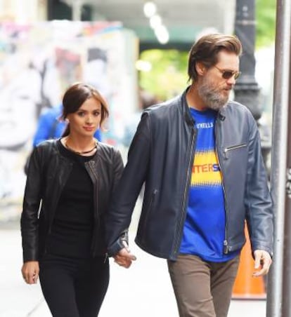 El actor Jim Carrey y su entonces novia Cathriona White, por las calles de Nueva York.