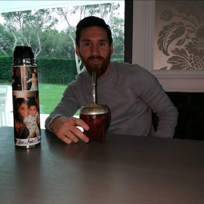 La línea que separa la sencillez del mal gusto es muy fina. Como prueba, esta imagen del jugador del Barça (30 años, Argentina). Posar tomando un mate en la calidez del hogar está bien, pero hacerlo con un termo estampado de fotografías familiares es indefendible. Otra vez será, genio.