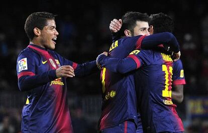 Thiago y Jonathan abrazan a Villa tras uno de sus goles