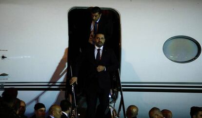Hariri desciende del avión que le ha llevado de vuelta a Beirut.