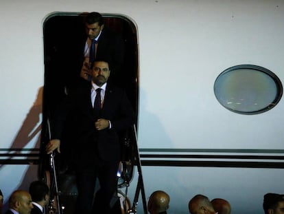 Hariri desciende del avión que le ha llevado de vuelta a Beirut.