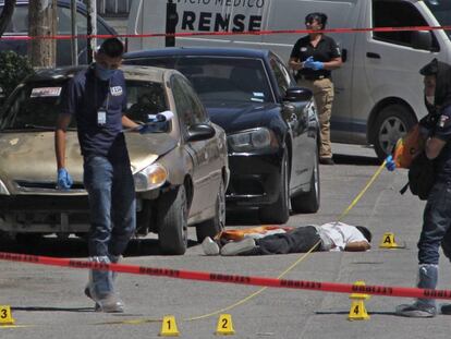 Forenses investigan un asesinato en Ciudad Juárez. 