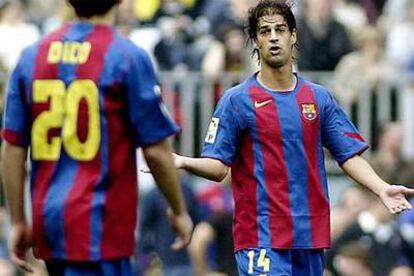 Gerard charla con Deco en un momento del partido Barcelona-Betis.