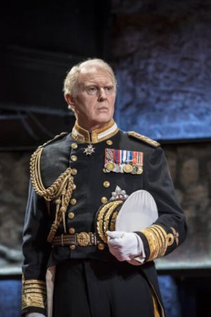 Tim Pigott-Smith caracterizado como el Príncipe Carlos.