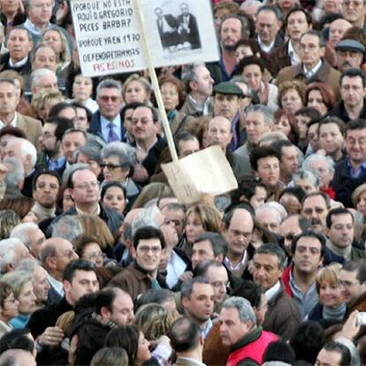 Pancarta contra Peces-Barba en la manifestación de la AVT.