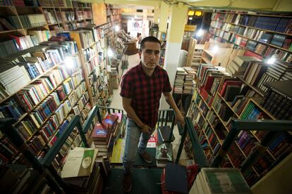 "Me imagino a Roberto Bolaño merodeando por la librería y buscando algún libro de poesía y robándoselo". Baruc, encargado de la librería de viejo El Laberinto. en la calle de Donceles. 